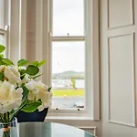 With Scenic Marina Views - Sleeps 3 דירה *