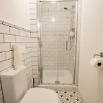 With Scenic Marina Views - Sleeps 3 *