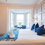 With Scenic Marina Views - Sleeps 3 דבלין