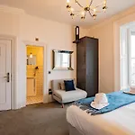 With Scenic Marina Views - Sleeps 3 דירה *