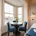 With Scenic Marina Views - Sleeps 3 *