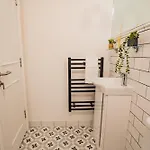 With Scenic Marina Views - Sleeps 3 דירה *
