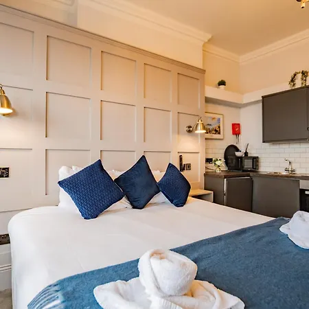 Apartment With Scenic Marina Views *