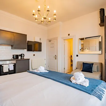 With Scenic Marina Views - Sleeps 3 דירה *