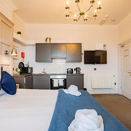 With Scenic Marina Views - Sleeps 3 דירה *