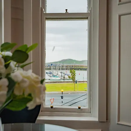 With Scenic Marina Views شقة