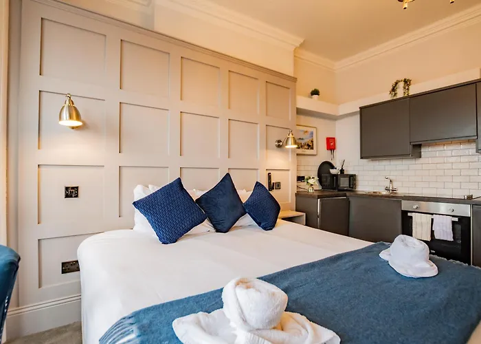 Apartment With Scenic Marina Views *