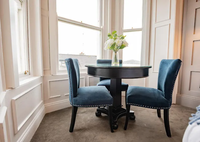 With Scenic Marina Views Dublino