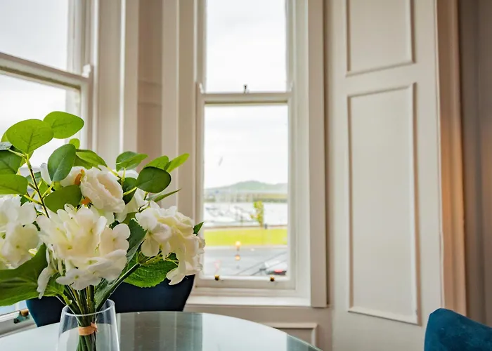 With Scenic Marina Views Apartment *