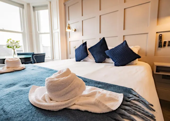 Apartment With Scenic Marina Views