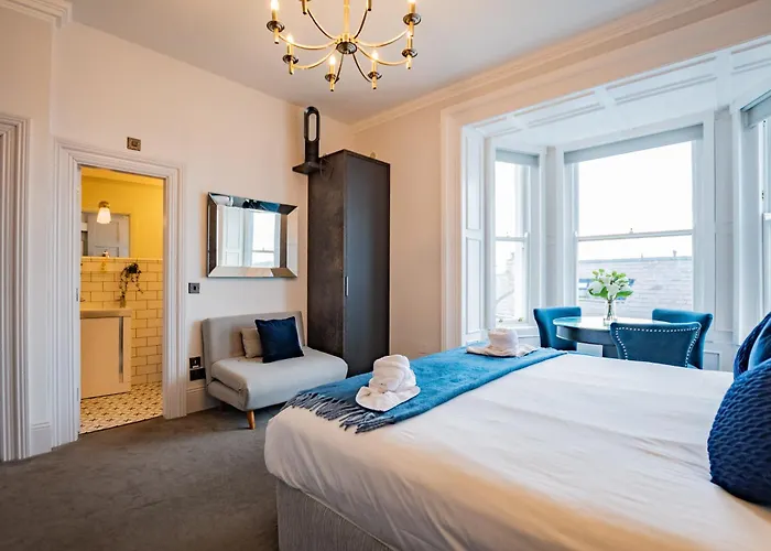 Apartment With Scenic Marina Views