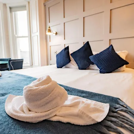 Daire With Scenic Marina Views