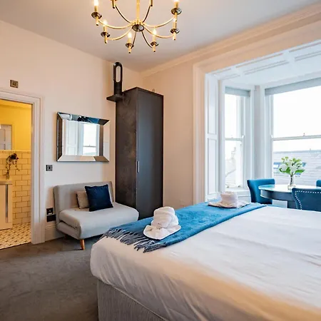 Daire With Scenic Marina Views